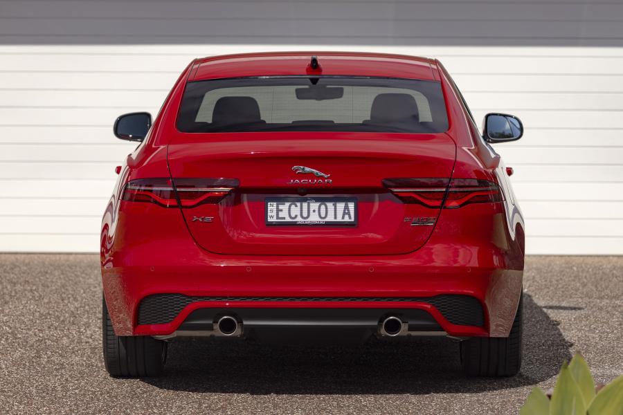  Jaguar XE P300 R-Dynamic 2019 года  (AU) (фото 7 из 40)